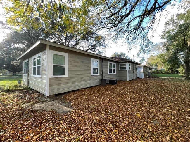 Building Photo - 1317 Highland Dr