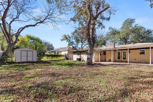 Building Photo - 8806 Fox Hollow Dr