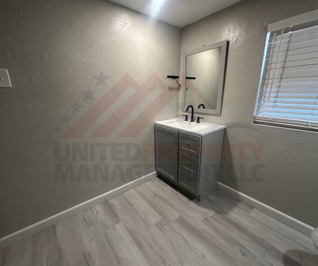 Building Photo - 3 bedroom, 2 bathroom home on large lot close to High School