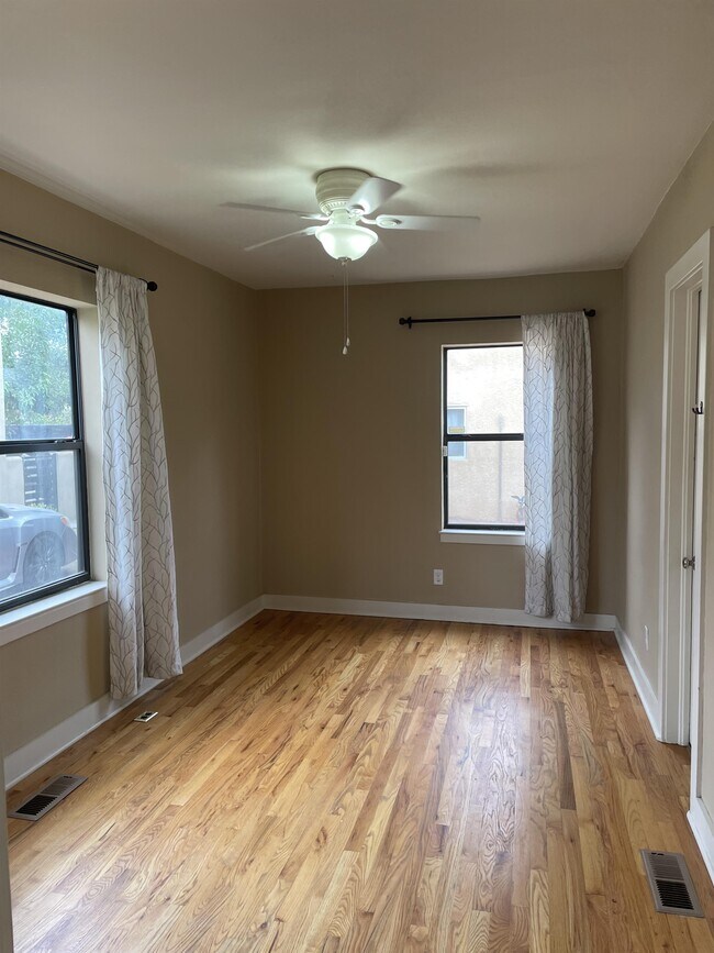 Building Photo - 437 Maple St NE