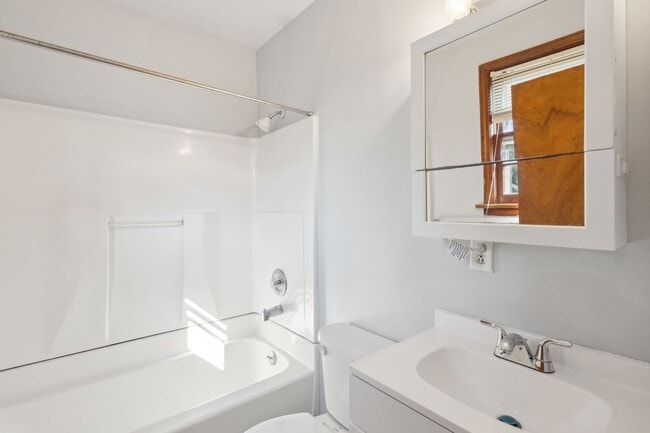 Building Photo - Quaint One BR Frog Rental - Steps from Park Circle with Private Yard!