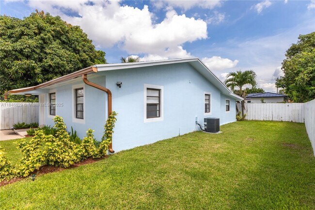 Building Photo - 2433 SW 19th St