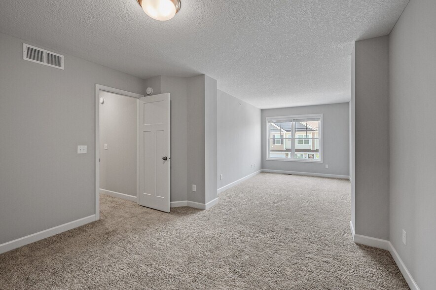 Building Photo - 15008 Ahena Curv