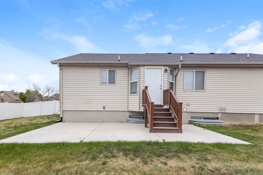 Building Photo - 1116 Mustang Ln
