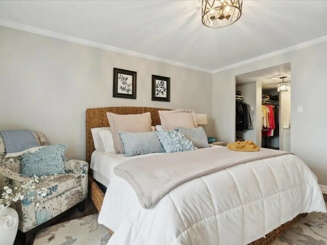 Building Photo - 2222 1st Ave NE