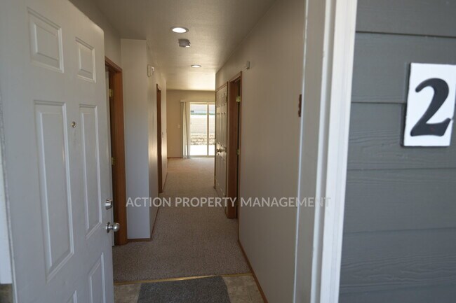 Building Photo - 2 bed 1 bath, bottom floor apartment in Port Angeles, close to Peninsula College and the Olympic ...