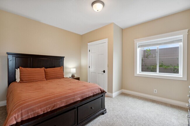 Building Photo - 5-bedroom, 3-bathroom furnished home in Ka...