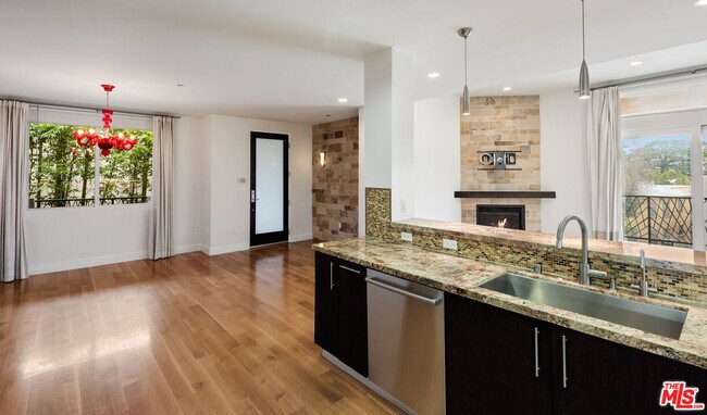 Building Photo - 1304 S Roxbury Dr