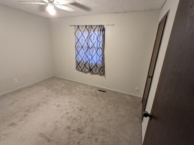 Building Photo - 5108 E Looman St