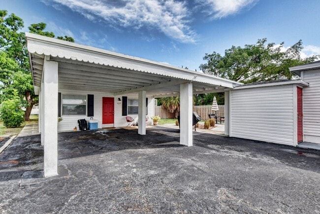 Carport - 614 N 7th St