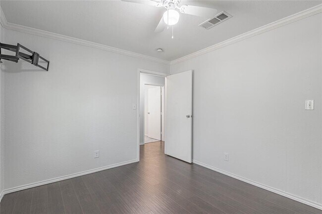 Building Photo - 2800 Lake Rd