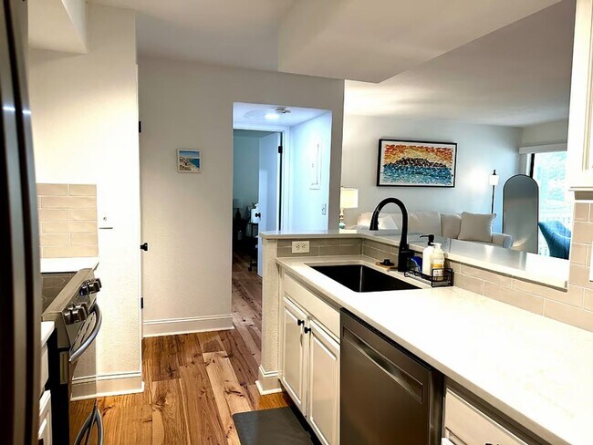 Building Photo - Furnished/Updated 1 Bed/1 Bath Condo- Close to Sullivan's Island
