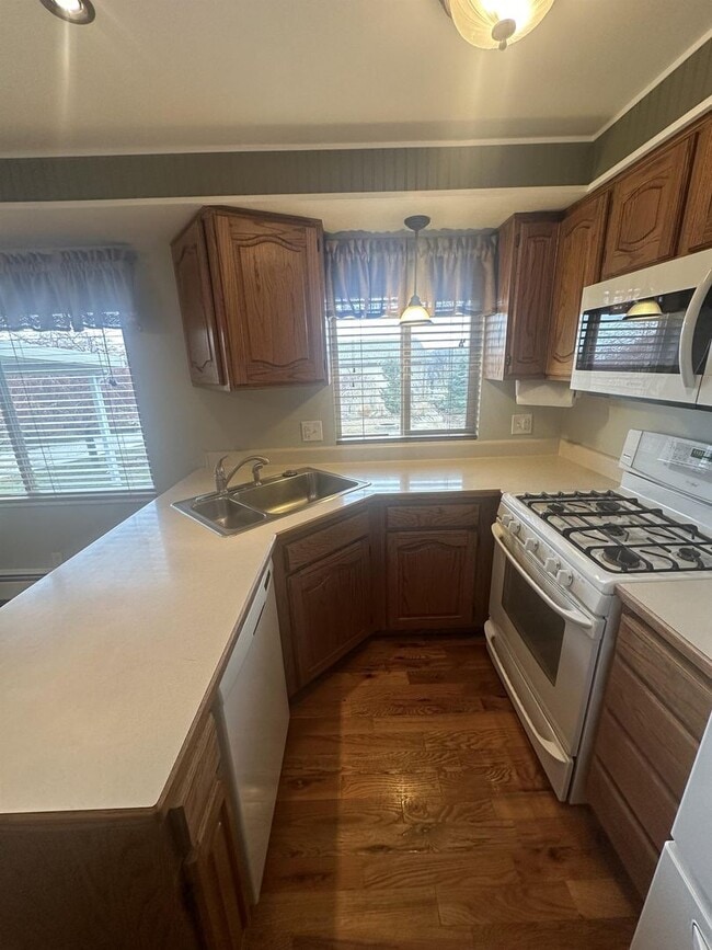 Building Photo - Cute country home available!