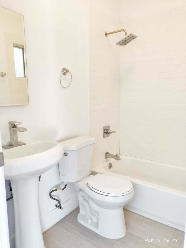 Building Photo - bedroom in Los Angeles CA 90038