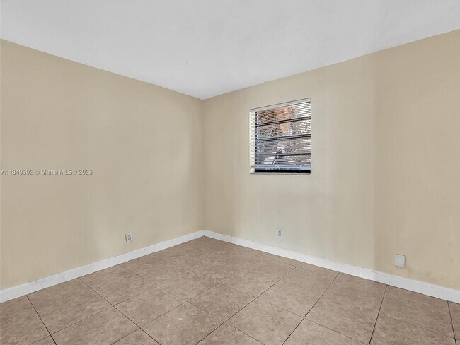 Building Photo - 5611 SW 37th St