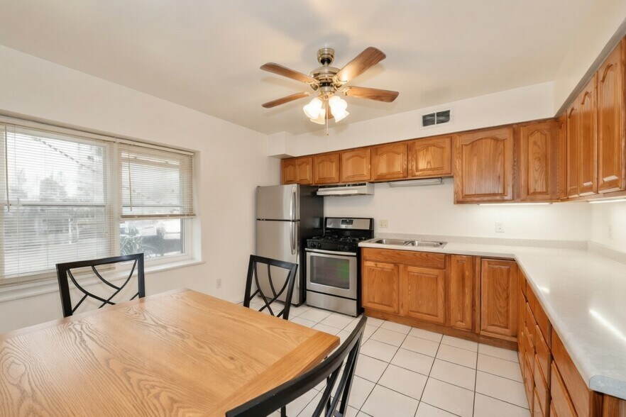 Building Photo - 330 Duane St