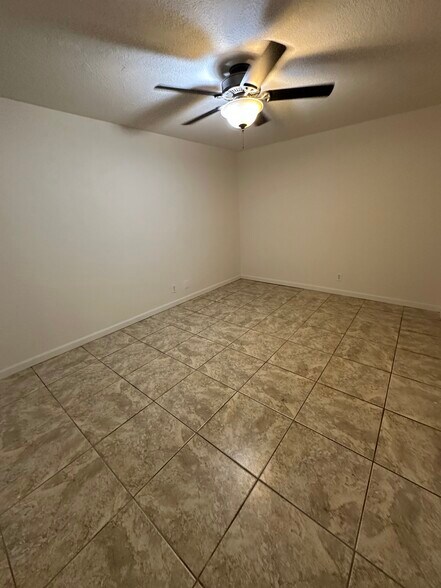 Building Photo - 1005 W 5th St