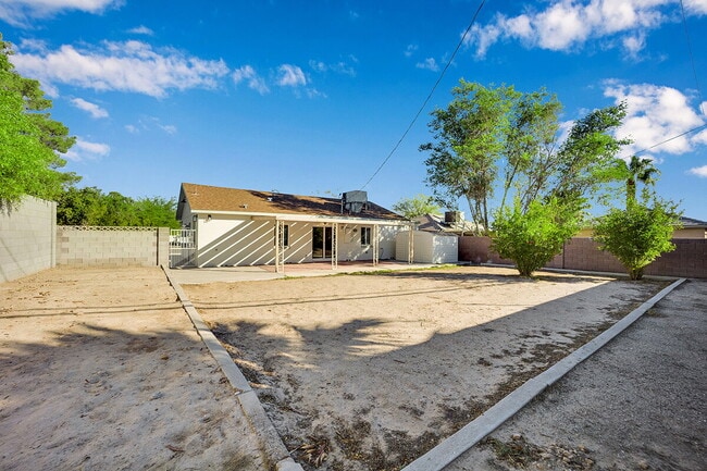 Building Photo - SIGN YOUR LEASE BY 12.31.25 AND RECEIVE THE FIRST 2 WEEKS RENT FREE!! Beautifully updated 3-bedro...