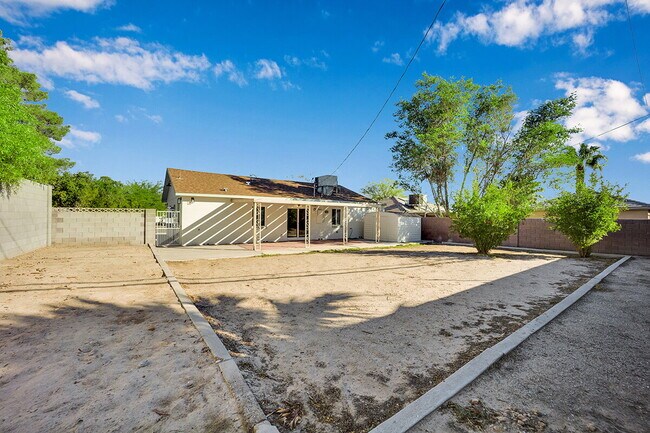 Building Photo - SIGN YOUR LEASE BY DEC 1ST AND RECEIVE YOUR FIRST 2 WEEKS RENT FREE! Beautifully updated 3-bedroo...