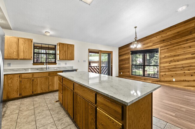 Building Photo - 103 E Miller Ct