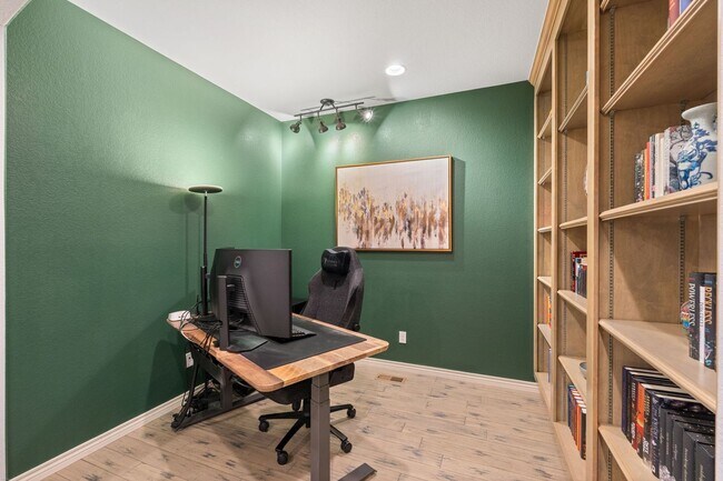 Building Photo - Modern Comfort Meets Mountain Convenience in This Littleton Home!!