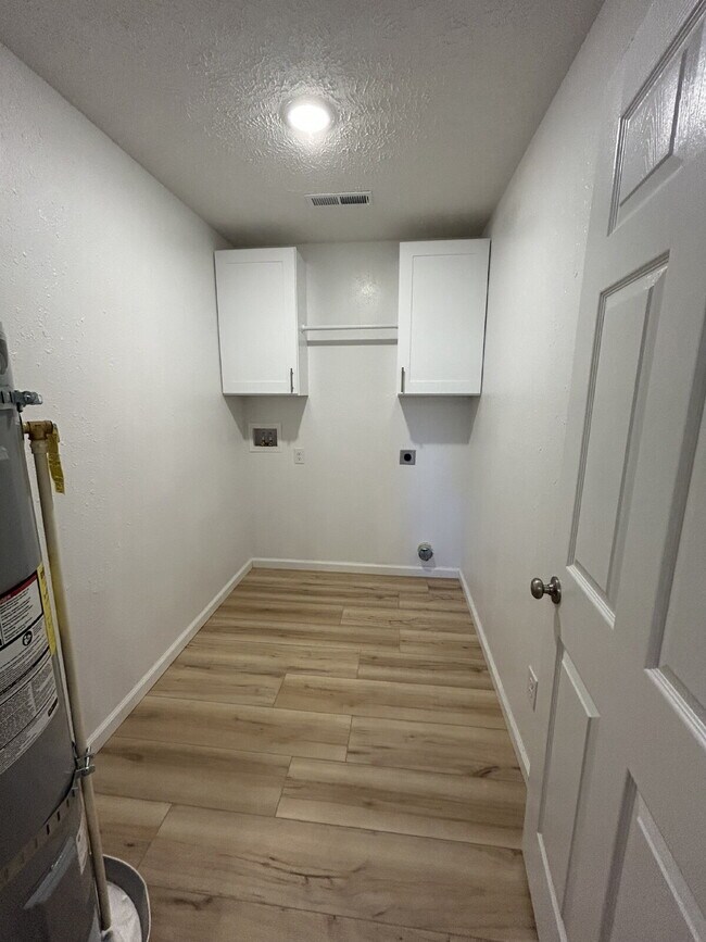 Building Photo - This charming 2-bedroom, 2-bath home is conveniently located directly across from East Elementary...