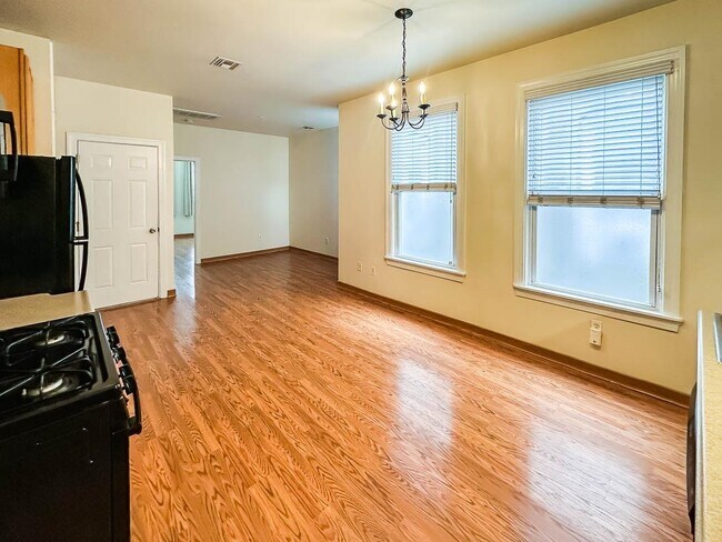 Building Photo - 394 Woodlawn Ave