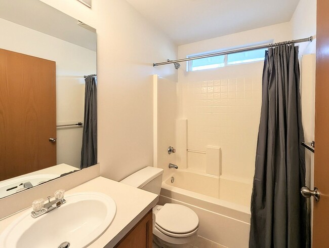 Building Photo - 3bd/2.5ba Everett Home