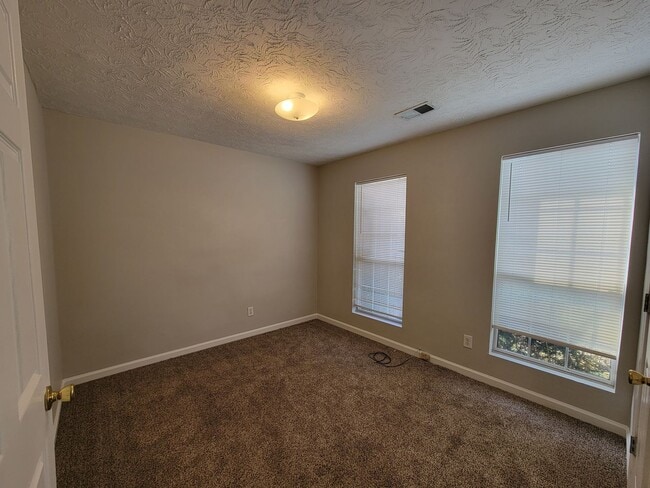 Building Photo - Gorgeous Split-Level 2 Story Home New Paint