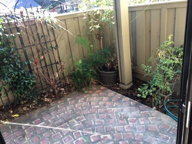 Building Photo - First Floor condo perfectly situated for p...