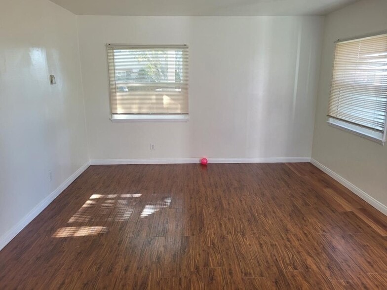 Building Photo - 966 Holly St