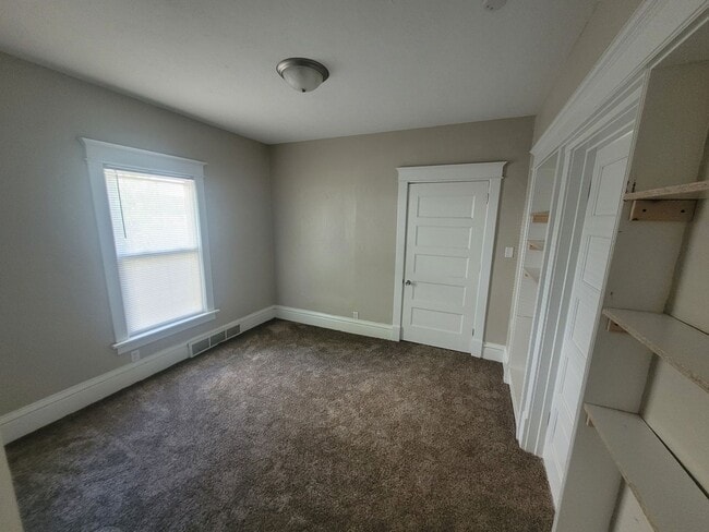 Building Photo - 6 Bedroom Home with large yard, washer/dry...