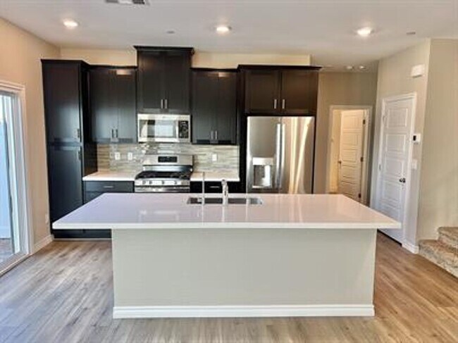 Building Photo - 3 Bedroom 2.5 Bathroom Townhome - Pet Friendly.