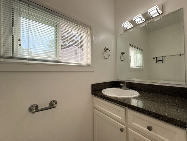 Building Photo - Charming 2 Bedroom, 2 Bathroom Home in Redwood City