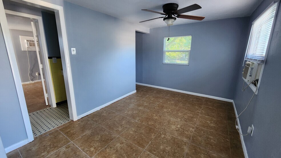 Building Photo - 2252 Maple Ave