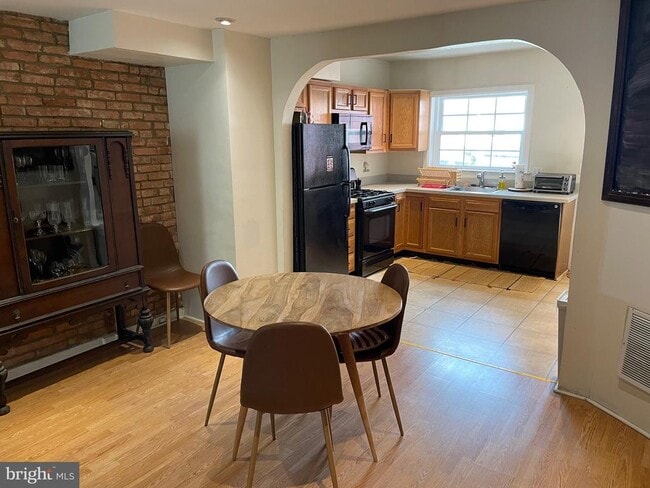 Building Photo - 1841 Light St