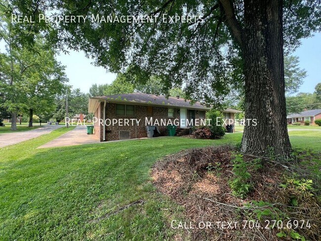 Building Photo - 8001 Linda Lake Dr