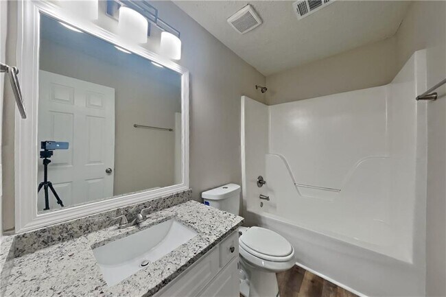 Building Photo - 3013 Rockview Dr