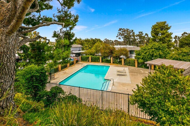 Building Photo - Stunning townhouse in La Jolla / North UTC area