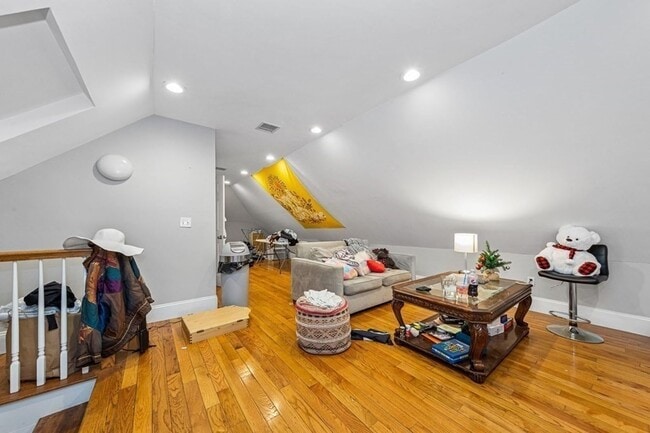 Building Photo - Mission Hill 5-Bed