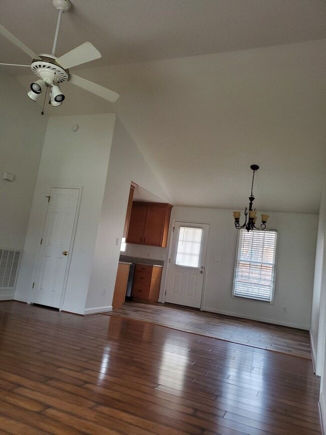 Building Photo - Ready to move in!