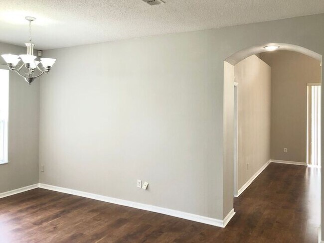 Building Photo - Lovely 3/2 Spacious Home and a 2 Car Garag...