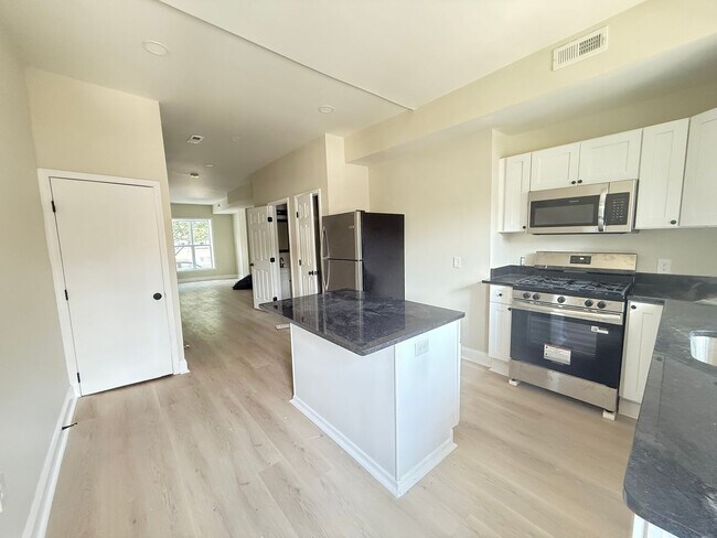Building Photo - Three Bedroom Home in Baltimore