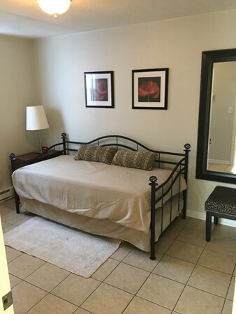 bedroom 2 with day bed - 6 Colonial Village Dr