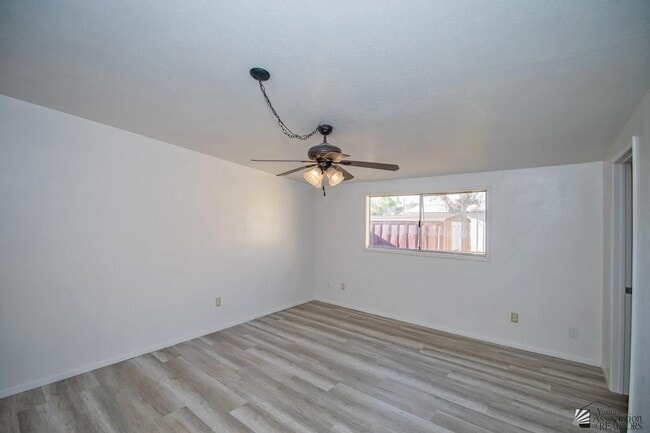 Building Photo - 252 W Lowell Dr