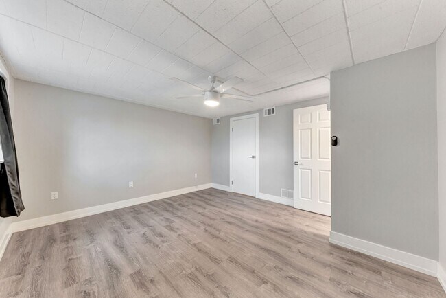 Building Photo - Welcome to your new condo in Walden Woods, located within the sought-after West Allegheny School ...