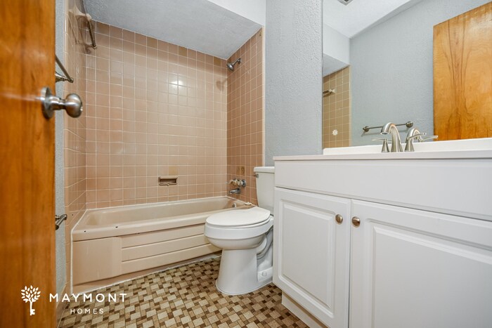 Building Photo - 2512 Grosvenor Dr