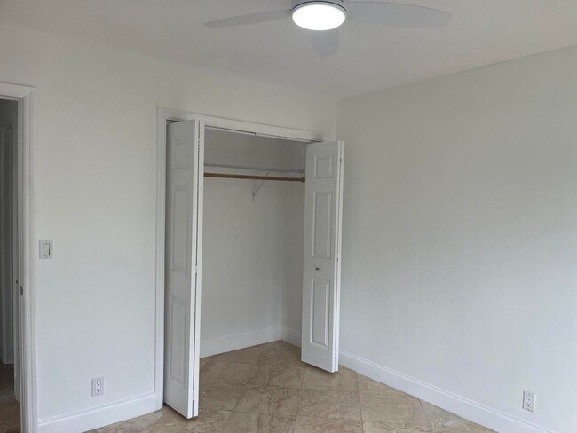 Building Photo - 927 W Royal Palm Rd