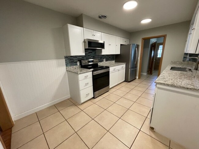 Building Photo - GREAT LOCATION!! Close to Mercy Hospital!