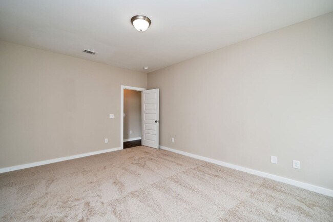 Building Photo - Gorgeous 3BR Home – Fresh Renovation with Appliances Included!